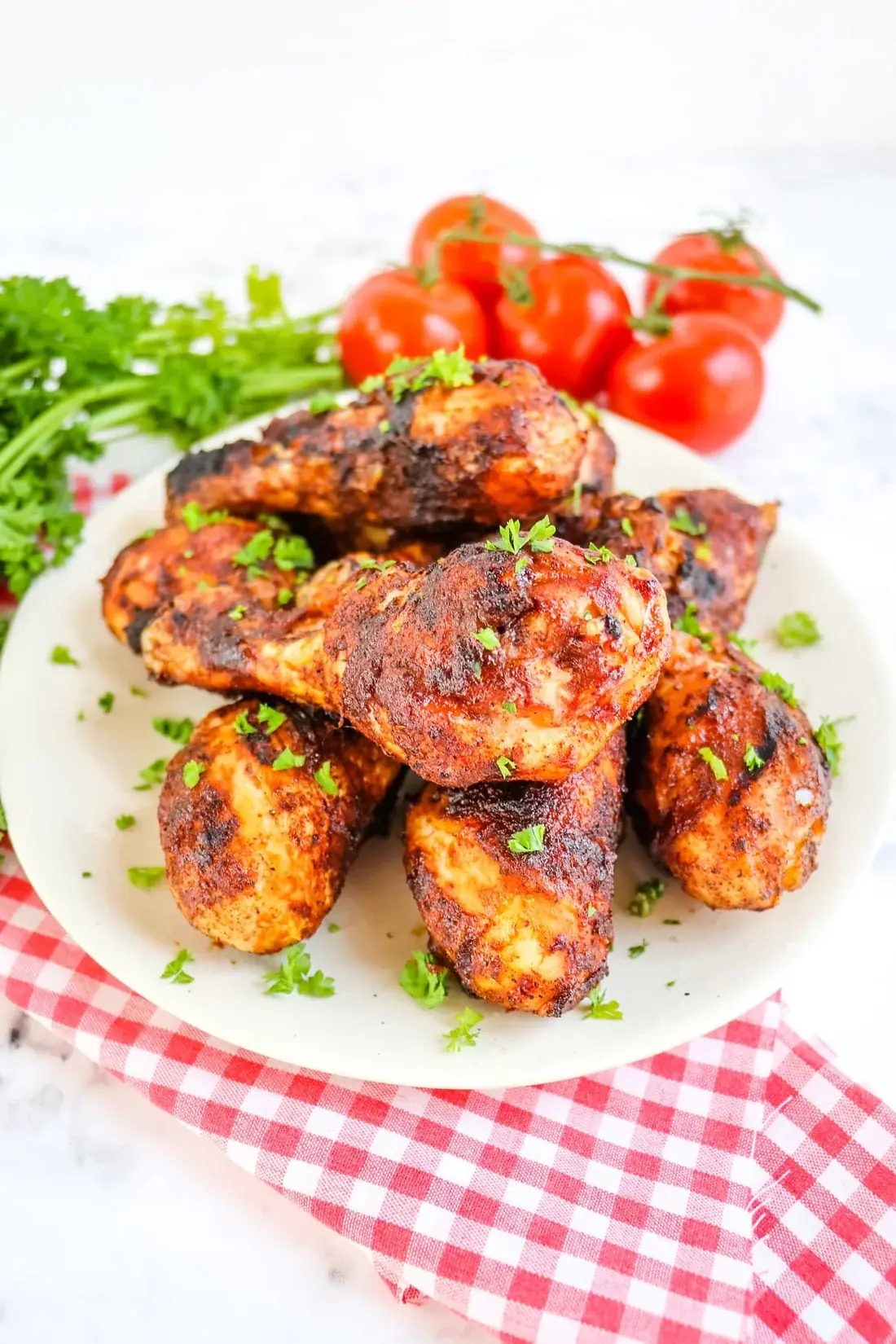 Pilons de poulet grillés, dorés et assaisonnés, servis sur une assiette