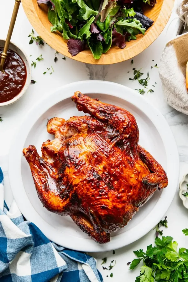 Poulet grillé doré et fumant servi sur un plat