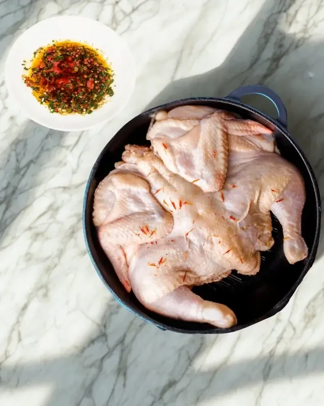 Poulet mariné dans nos épices, prêt à passer au grill